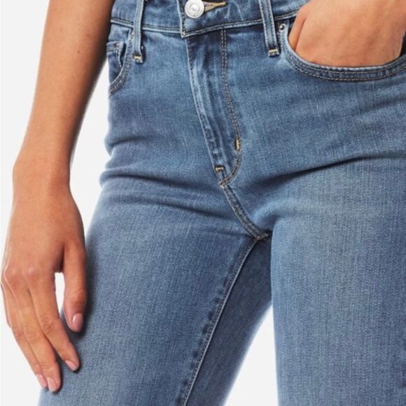 Levi’s Jeans Women’s Size 32 Light Wash Denim 712 Slim Mid-Rise Distressed Hem - Picture 5 of 12